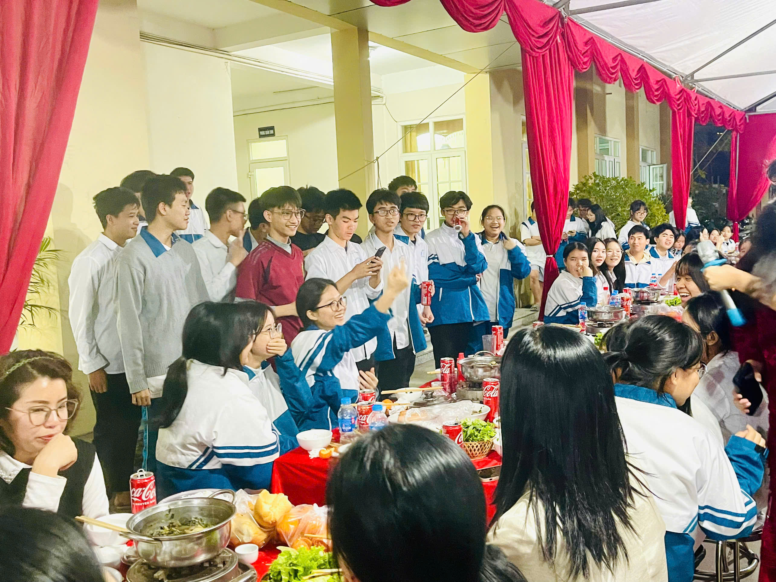 Tiệc tất niên khu Nội trú trường THPT chuyên Nguyễn Trãi: “Vui Tết sum vầy – Đong đầy yêu thương”.